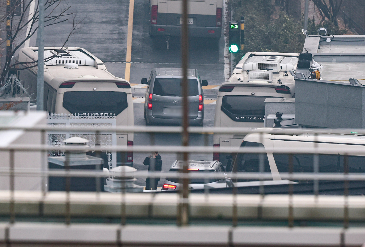 A vehicle enters President Yoon Suk Yeol's residence in central Seoul on Tuesday. (Yonhap)