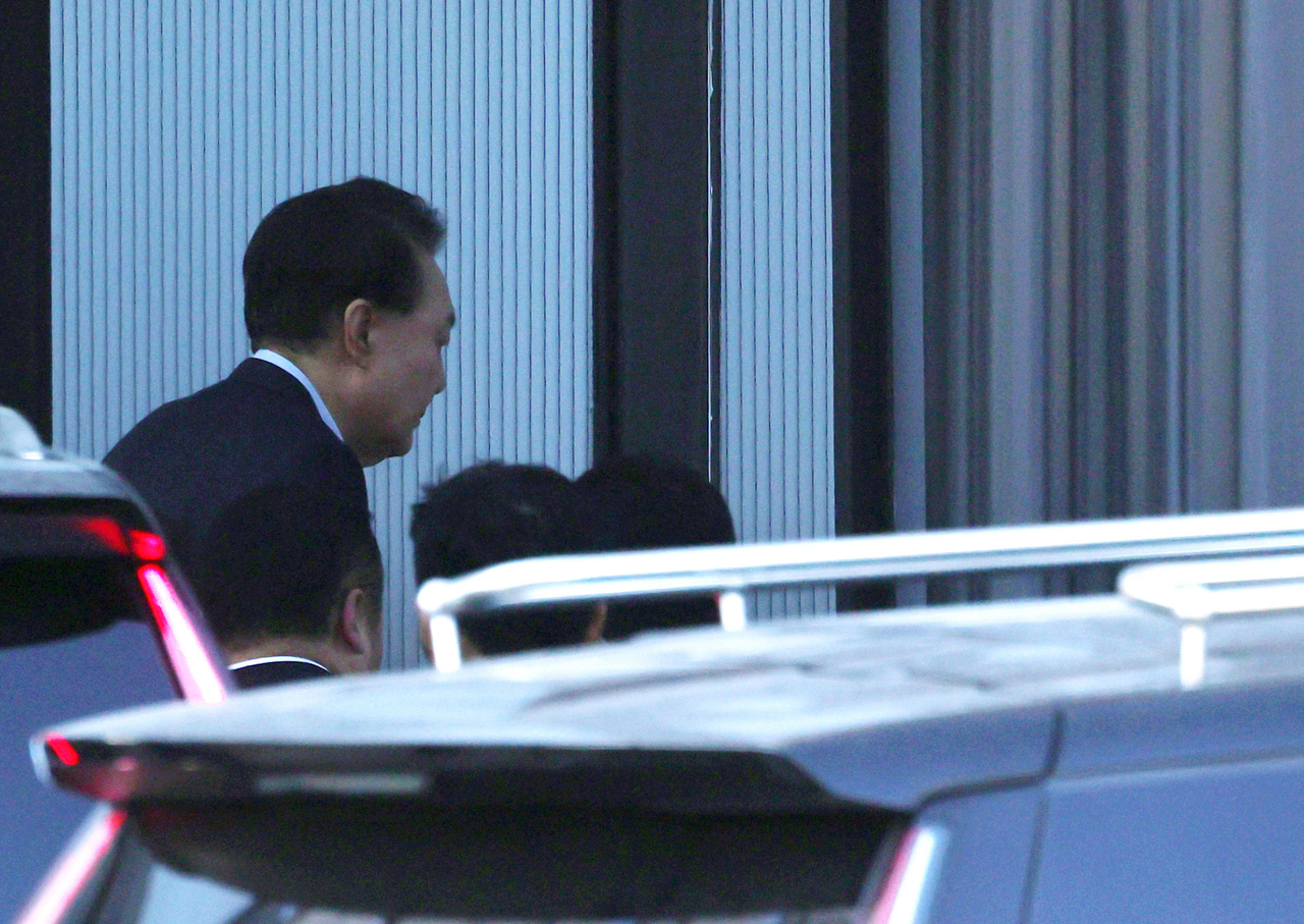President Yoon Suk Yeol is seen entering the building of the Corruption Investigation Office for High-ranking officials in Gwacheon, Gyeonggi Province, Wednesday. (Yonhap)