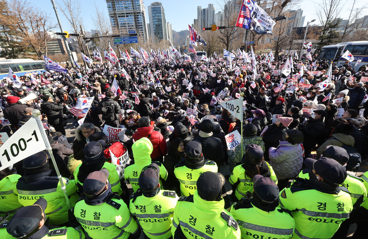 고위공직자범죄수사처(공수처)가 윤석열 대통령을 내란 수괴 혐의로 정품 슬롯사이트해 조사하고 있는 가운데 15일 경기도 과천시 공수처가 위치한 정부과천청사 앞에서 윤 대통령 지지자들이 시위하고 있다. [연합뉴스]