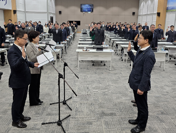 14일 경북농협이 간부 직원과 경북 관내 사무소장 등 100여 명이 참석한 가운데 2025년도 업무보고와 함께 윤리경영 실천 및 쌀 소비 촉진 결의를 다지고 있다