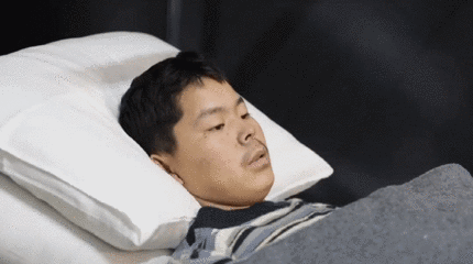 볼로디미르 젤렌스키 우크라이나 대통령이 14일(현지시간) 북한군 포로의 신문 영상을 엑스(X·옛 트위터)에 추가로 공개했다. 영상 속 북한군 병사는 우크라이나군을 생포했을 때 종이에 ‘집’과 ‘총’을 그려 둘 중 하나를 선택하게 한 뒤, 집을 고르면 보내주고 총을 고르면 죽이라고 교육받았다고 말했다. [젤렌스키 엑스]
