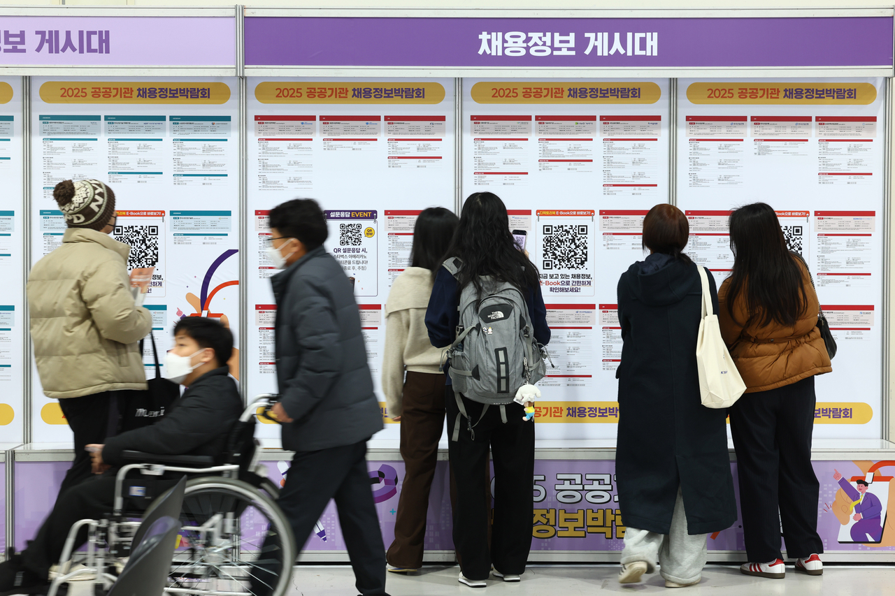 The file photo shows jobseekers checking recruitment information boards at the 2025 Public Institution Recruitment Fair held at the aT Center in Seocho-gu, Seoul on Tuesday. (Newsis)