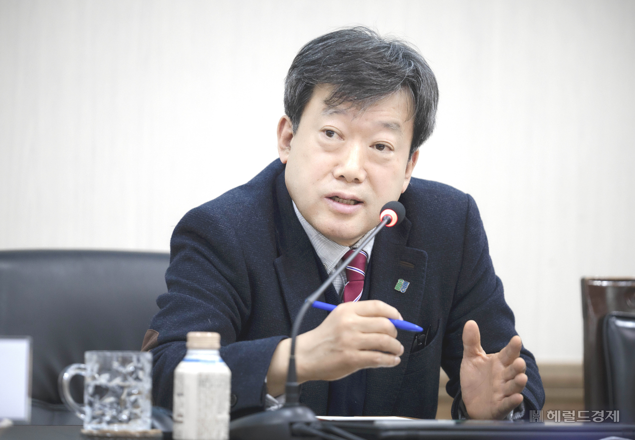 남한권 군수가 군청 출입기자와의 간담회에서 발언하고 있다
