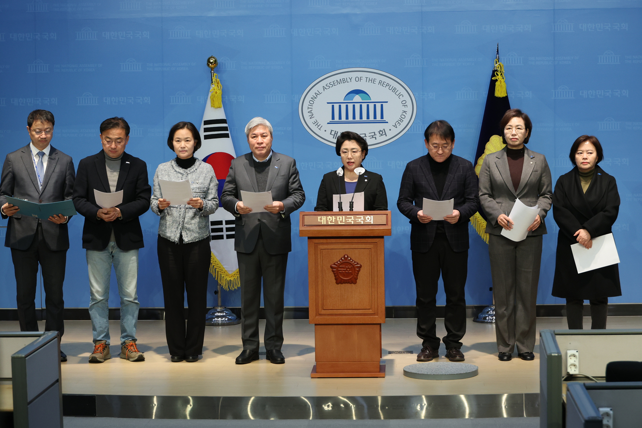 조국혁신당 김선민 당 대표 권한대행을 비롯한 의원들이 국회 소통관에서 기자회견을 하고 있다. [연합]