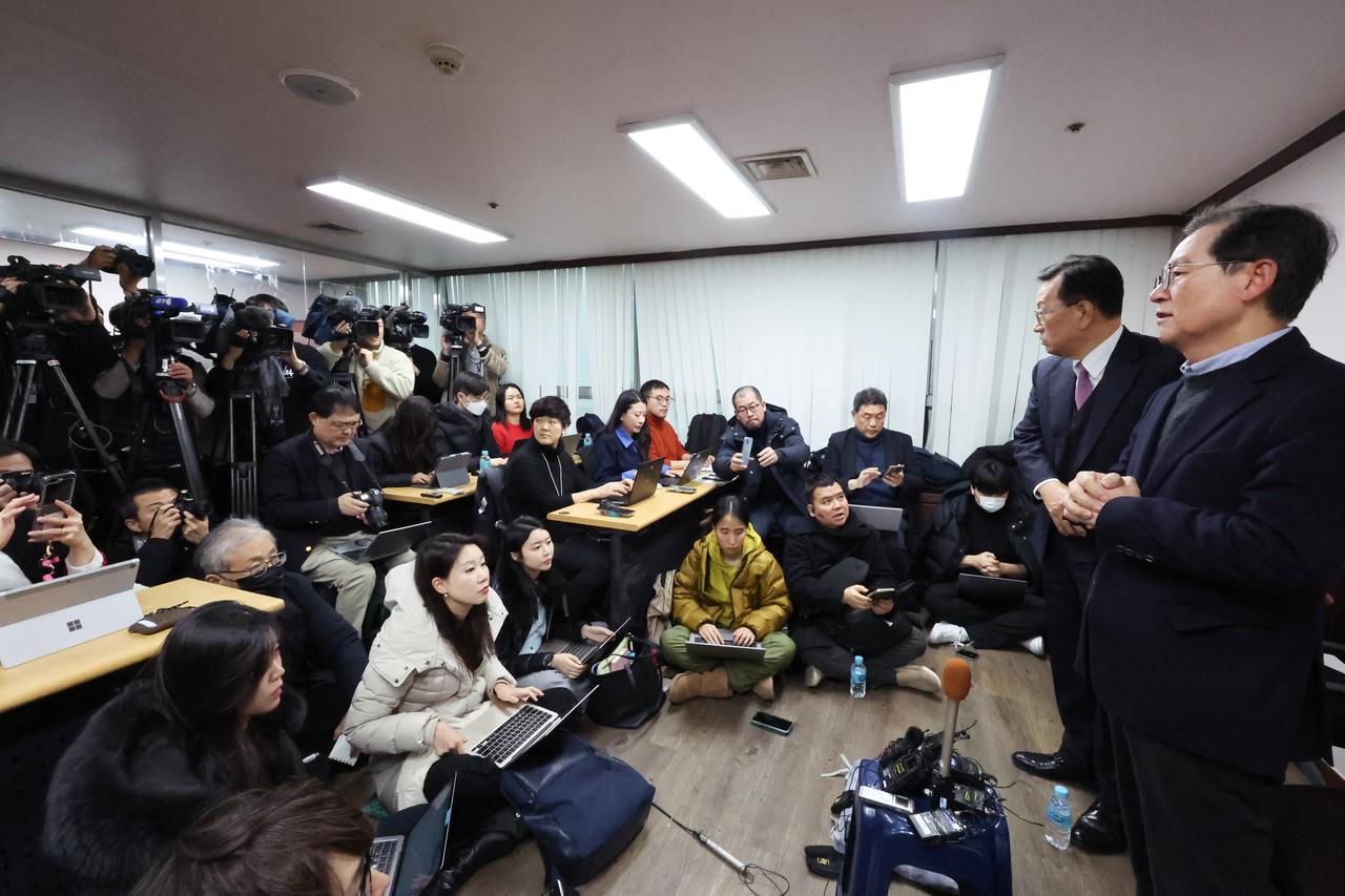 윤갑근(오른쪽), 석동현 변호사 등 윤석열 대통령 대리인단이 지난 9일 서울 서초구 석동현 변호사 사무실에서 외신기자 대상 기자회견을 하고 있다. [연합]