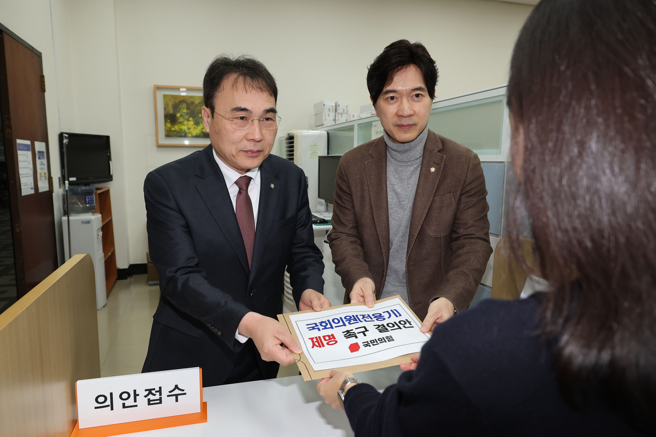박성훈(오른쪽)·이종욱 국민의힘 의원이 지난 14일 오전 국회 의안과에 전용기 더불어민주당 의원 제명 촉구 결의안을 제출하고 있다. [연합]
