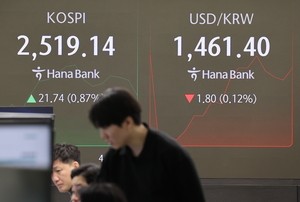Seoul shares open higher on techs, shipbuilders