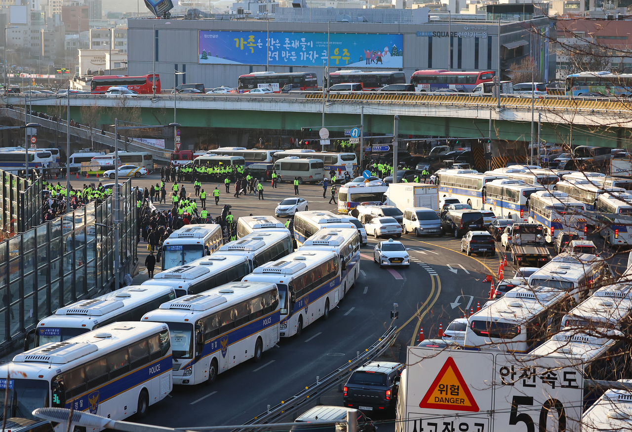 Police buses are lined up near the presidential office in central Seoul on Wednesday (Yonhap)