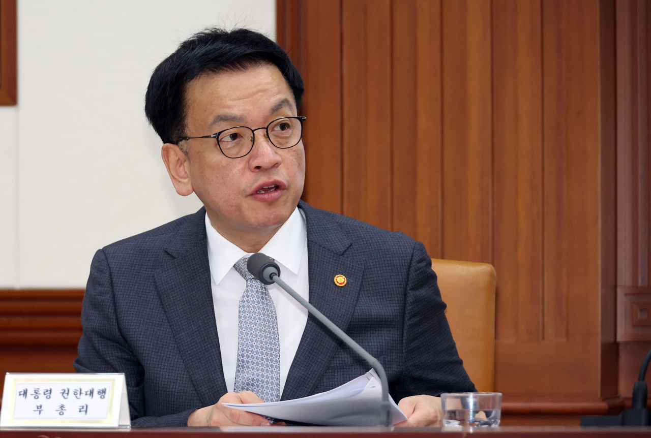 Acting President Choi Sang-mok speaks during a meeting with economy-related ministers in Seoul on Wednesday (Yonhap)