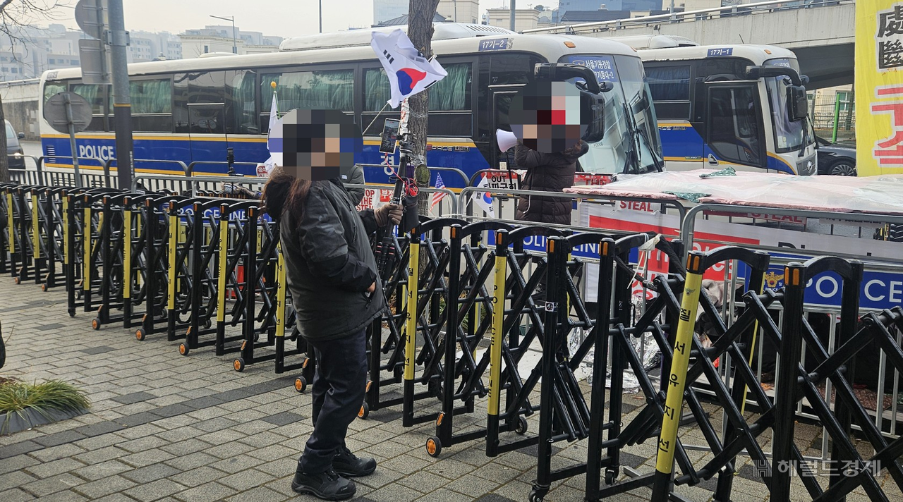 탄핵 찬성·반대 집회에 참여한 온라인 슬롯들끼리 욕설을 주고 받는 등의 험악한 상황도 여러 번 목격됐다. 박지영 기자.