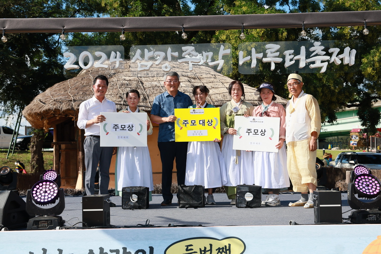 김학동 예천군수(왼쪽 세 번째)가 지난해 삼강주막 나루터 축제에서 주모 대상 수상자와 기념 촬영을 하고 있다(예천군제공)