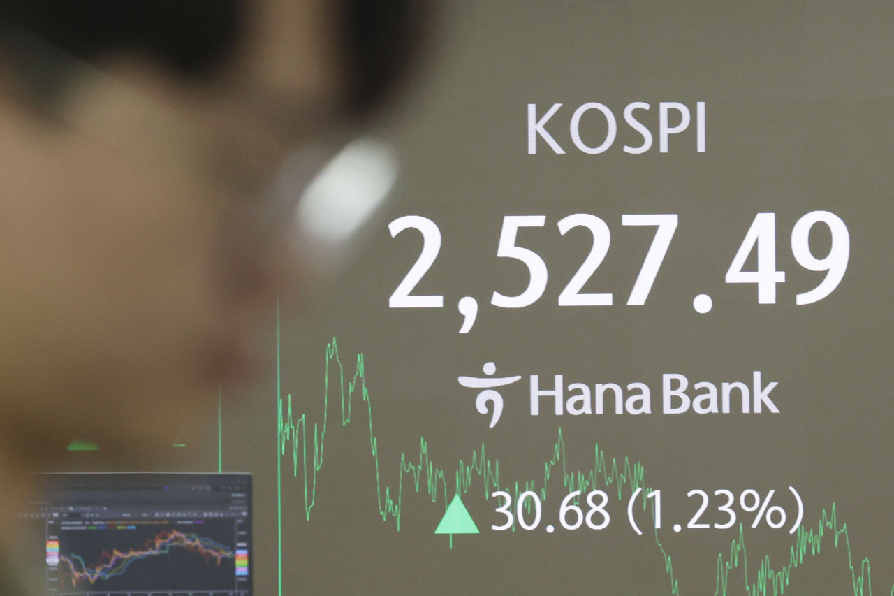 16일 오후 서울 중구 하나은행  본점 딜링룸 현황판에 슬롯 무료 사이트 지수 등이 표시되고 있다.  이날 슬롯 무료 사이트 종가는 전 거래일 대비 30.68포인트(1.23%) 오른 2,527.49로 집계됐다. [연합]