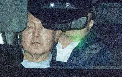 내란 우두머리 혐의로 고위공직자범죄수사처에 체포돼 첫날 조사를 마친 윤석열 대통령이 15일 오후 경기 의왕시 서울구치소로 향하고 있다. [연합]