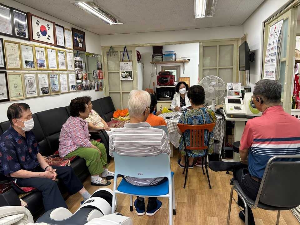 서울 성동구는 관내 17개 동 경로당을 순회 방문하는 효사랑 주치의 ‘찾아가는 건강교육’을 연중 실시한다. [성동구 제공]