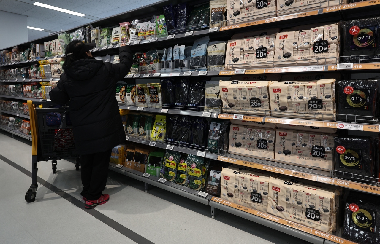 Dried seaweed products are displayed at a supermarket in Seoul, in this file photo taken on Wednesday. (Newsis)