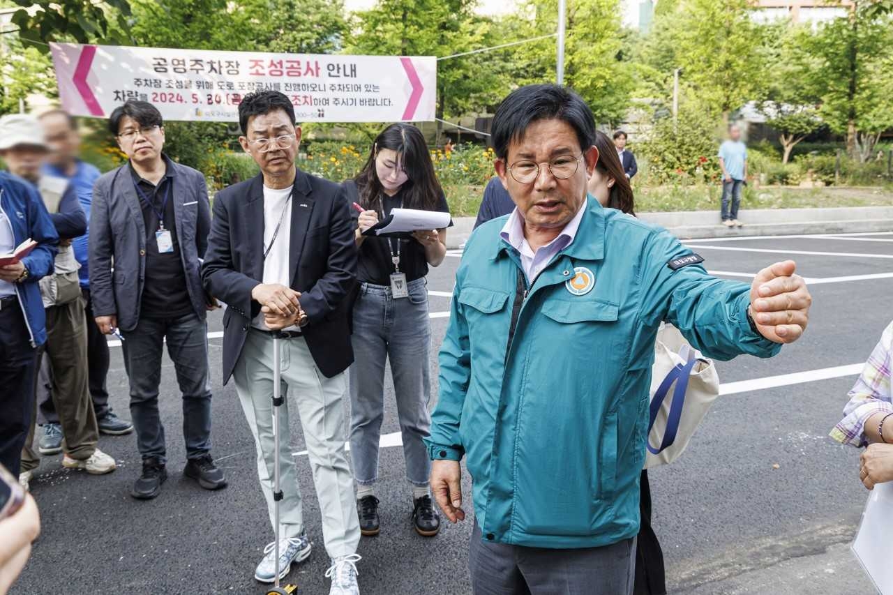 박강수 마포구청장이 관내 무료 주차장을 둘러보고 있다. [마포구 제공]