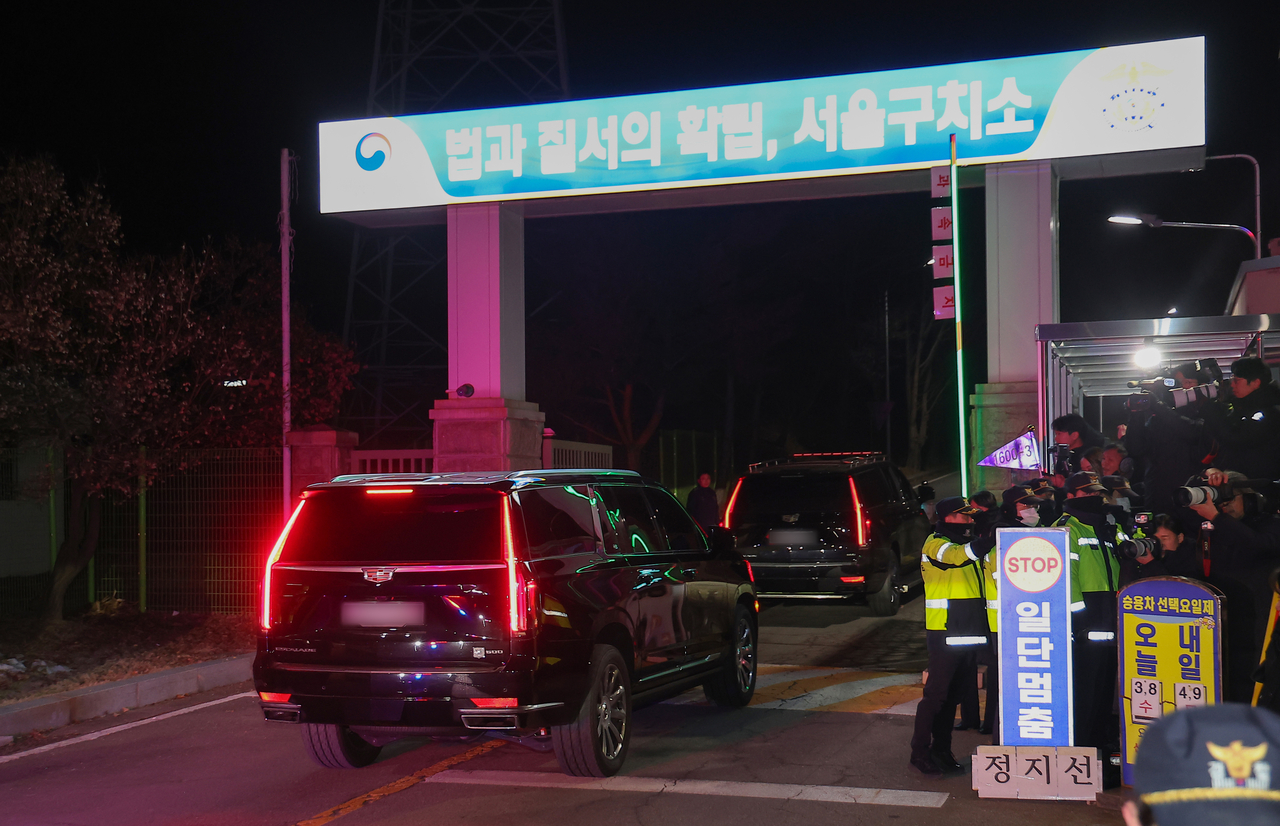 A car carrying arrested President Yoon Suk Yeol is seen entering the Seoul Detention Center on Wednesday. (Yonhap)