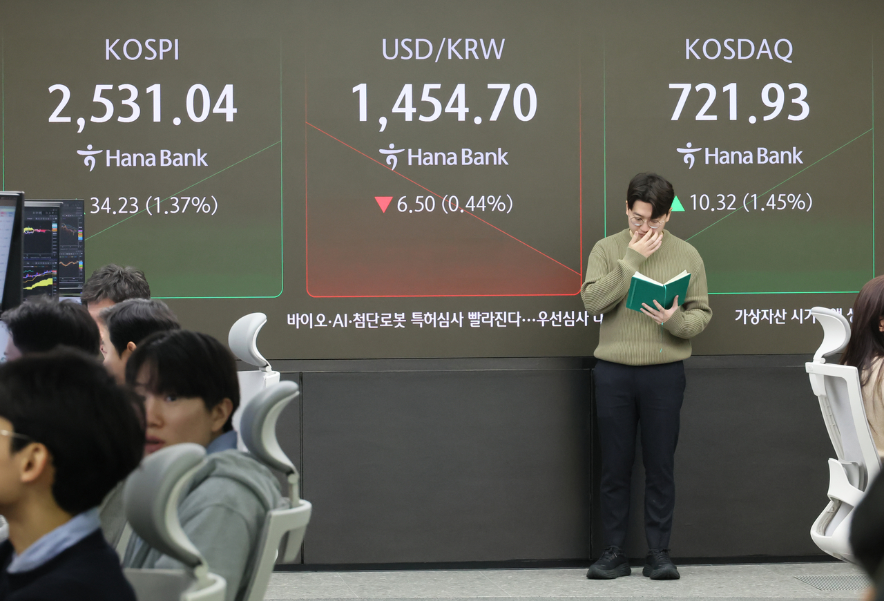서울 중구 하나은행 본점 딜링룸에서 직원들이 업무를 보고 있다. [연합]