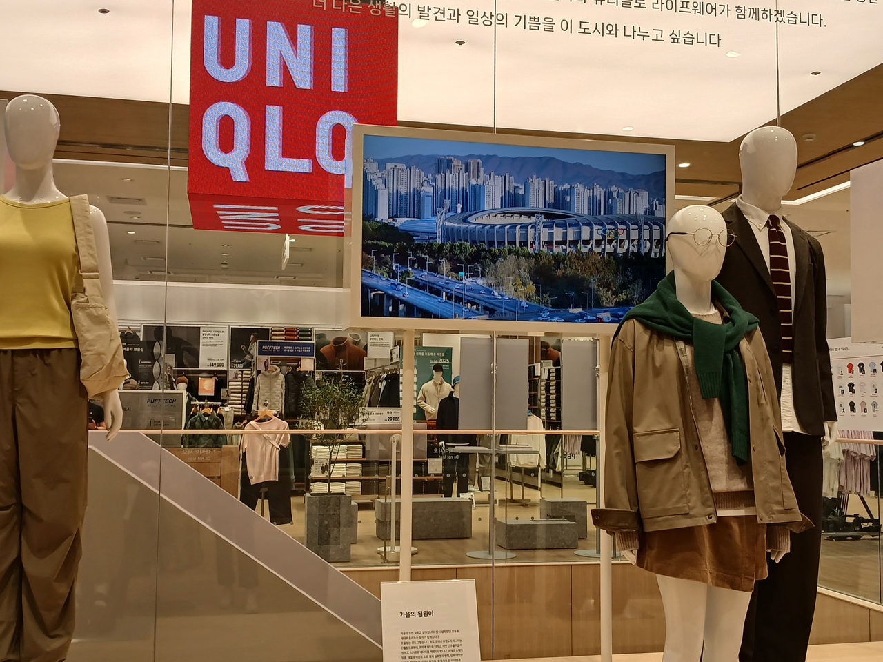 서울 잠실에 문을 연 국내 최대 규모 유니클로 매장. 잠실의 계절을 담아 특별히 제작한 영상을 송출했다. 김희량 기자