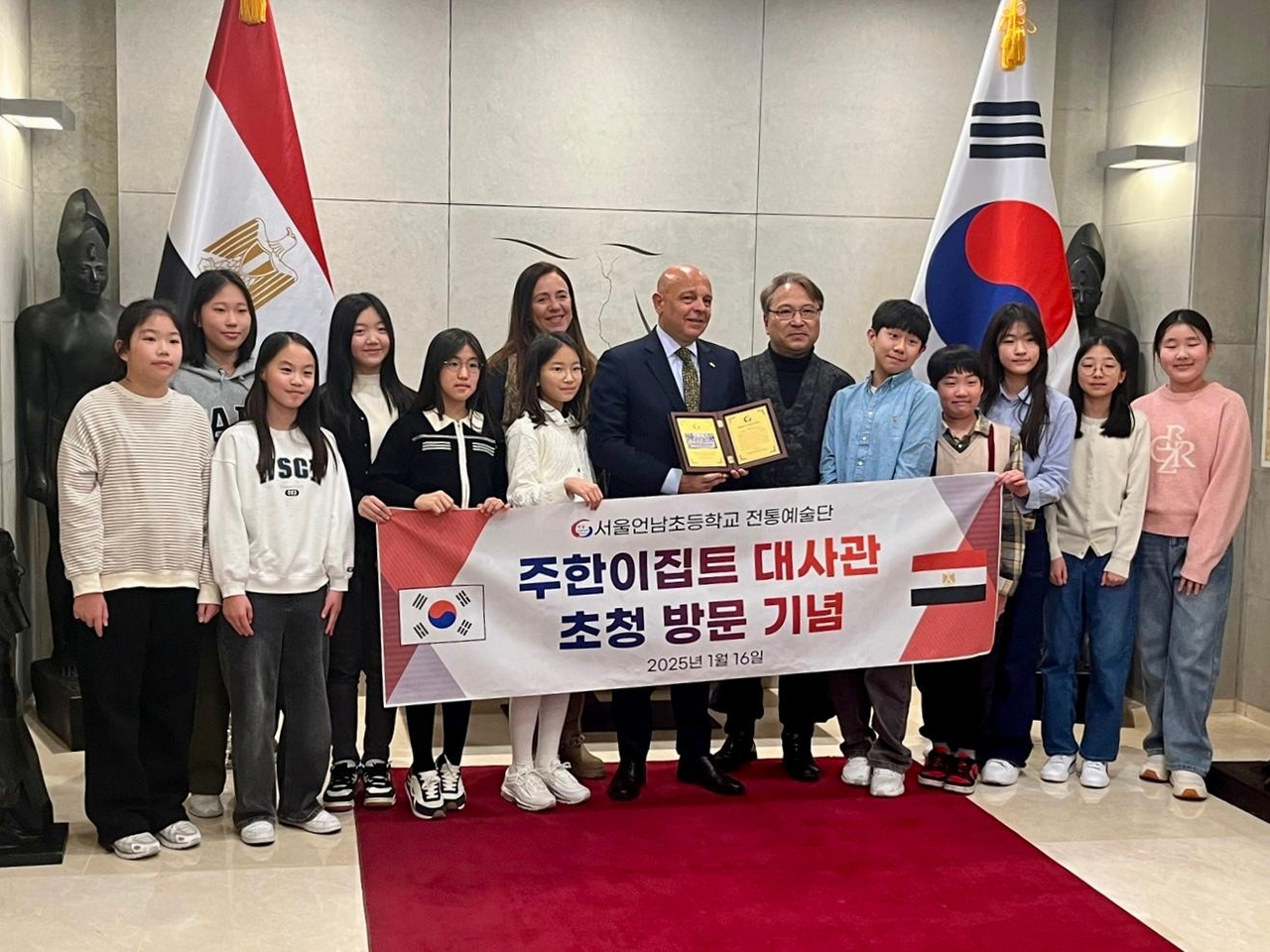 Egyptian Ambassador to Korea Khaled Abdelrahman (seventh from right) poses for a photo with Korean students at his residence in Yongsan, Seoul, on Thursday. (Egypt Embassy)