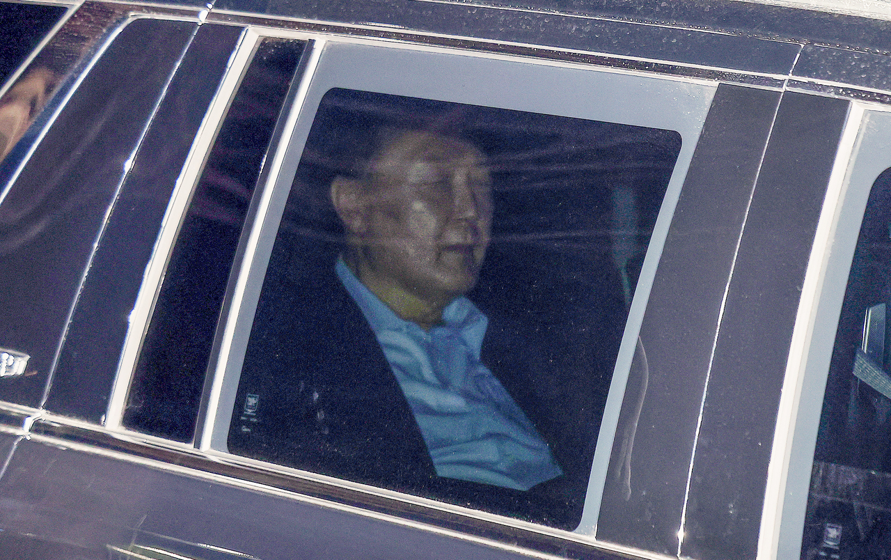 내란 우두머리와 직권남용 권리행사 방해 혐의를 받는 윤석열 대통령이 지난 15일 오후 고위공직자범죄수사처의 조사를 마친 뒤 차량에 탑승해 경기도 의왕시 서울구치소로 향하고 있다. [연합]