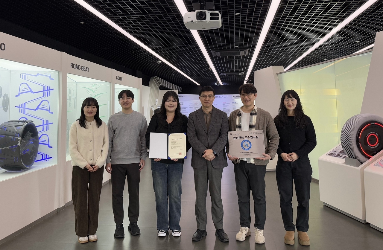 금호타이어 연구개발본부장 김영진(왼쪽 네 번째) 전무와 직원들이 인증서를 들고 사진 촬영을 하고 있다. [금호타이어 제공]