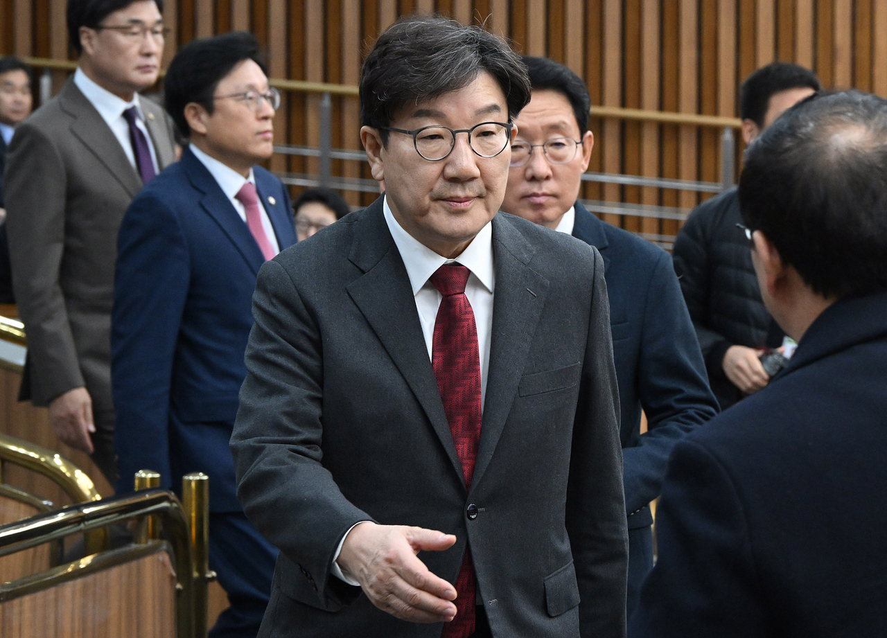 권성동 국민의힘 원내대표가 17일 서울 여의도 국회에서 열린 원내대책회의에 참석하고 있다. 이상섭 기자