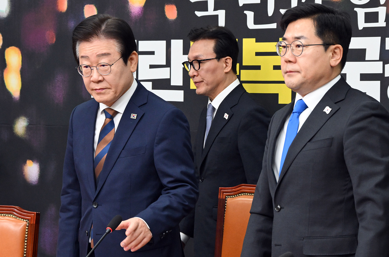 이재명 더불어민주당 대표와 박찬대 원내대표, 김민석 최고위원이 17일 서울 여의도 국회에서 열린 최고위원회의에 참석하고 있다.  이상섭 기자