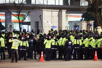 ‘尹 구속심사’ 서부지법, 보안 강화…출입구 폐쇄