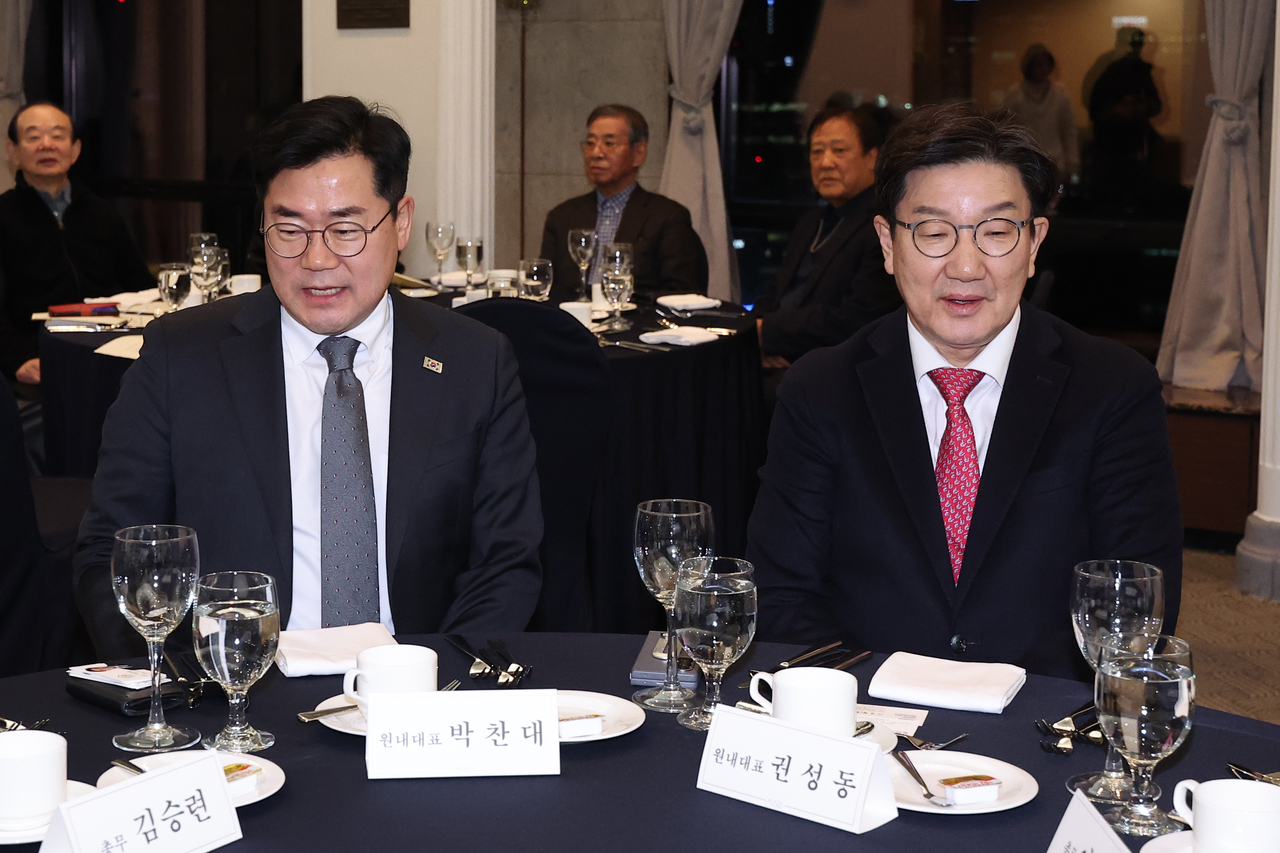Rep. Kweon Seong-dong, floor leader of the ruling People Power Party, speaks with Park Chan-dae, floor leader of the main opposition Democratic Party, during a ceremony marking the 68th anniversary of the Kwanhun Club, an association of senior journalists, in Seoul on Jan. 10. (Yonhap)