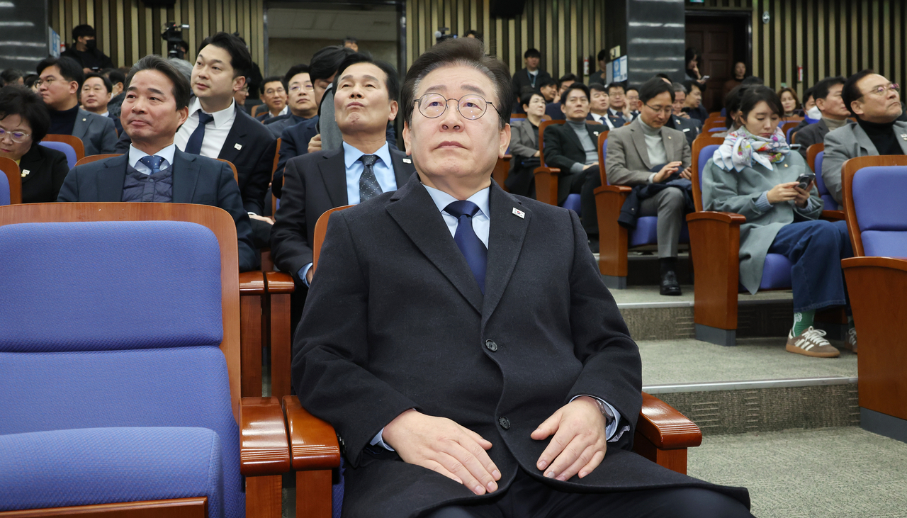 이재명 더불어민주당 대표가 15일 국회에서 열린 의원총회에 입장해 윤석열 바카라 토토을 태운 차량이 고위공직자범죄수사처로 향하는 뉴스를 바라보고 있다. [연합]