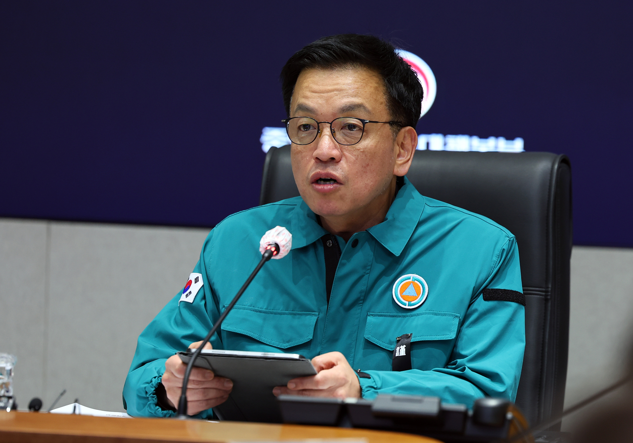 Acting President Choi Sang-mok speaks during a meeting of the Central Disaster and Safety Countermeasures Headquarters on Friday (Presidential Office)