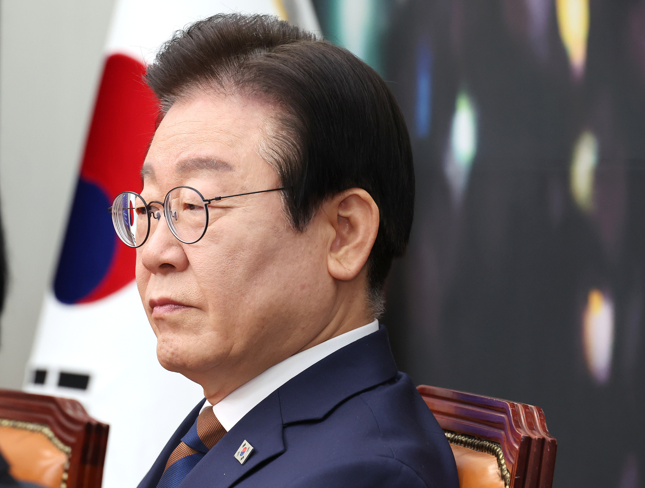 Deomcratic Party of Korea leader Rep. Lee Jae-myung attends a meeting of the party leadership Friday. (Yonhap)