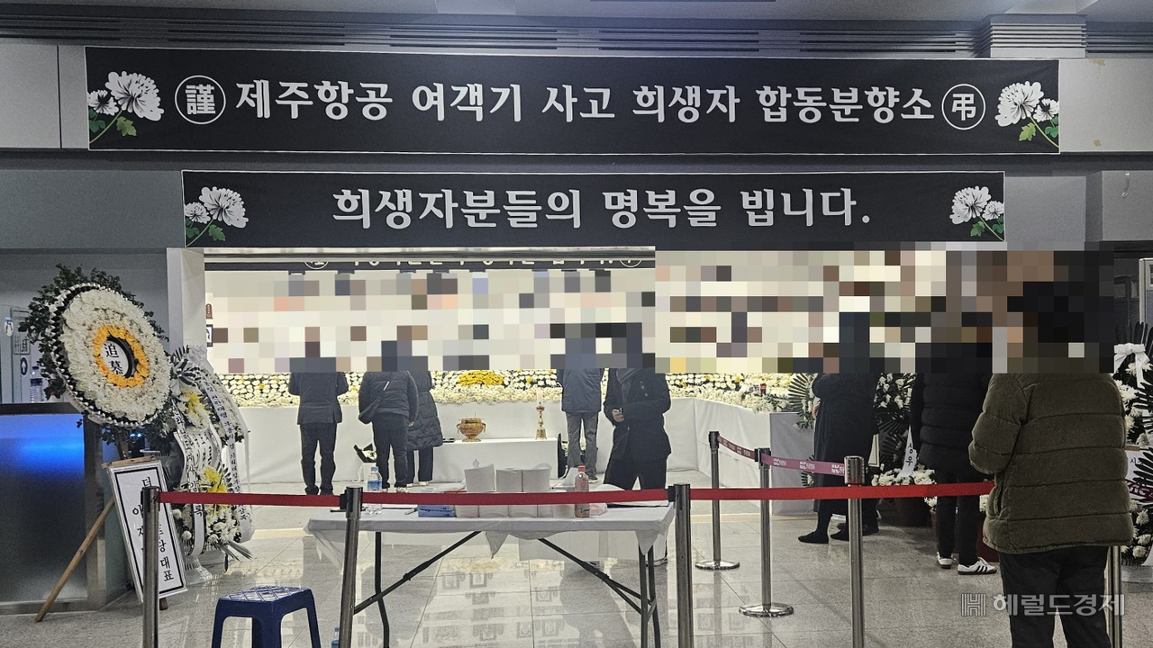 2일 오전 6시, 이른 시간에도 유족들은 무안공항 1층에 마련된 합동분향소를 방문해 국화꽃을 올렸다. 박지영 기자.