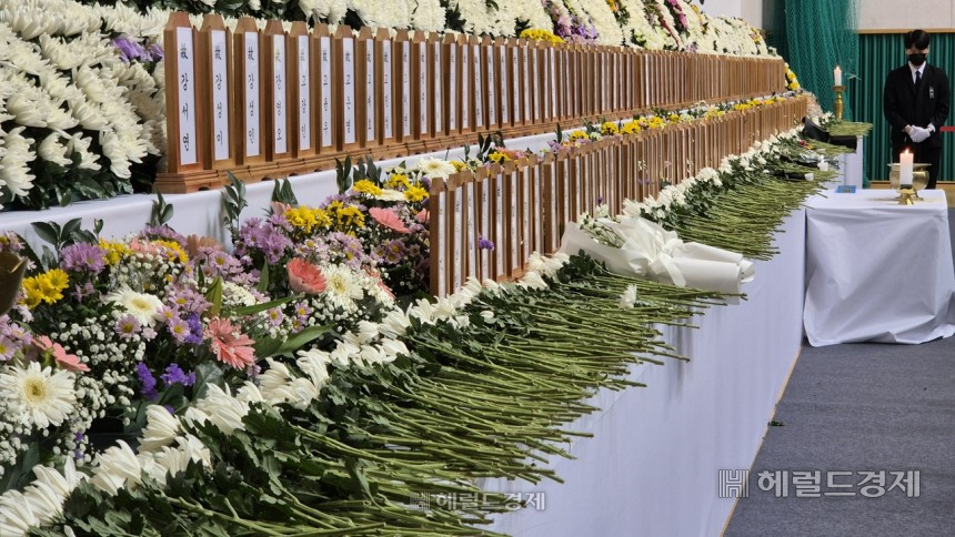 31일 전남 무안종합스포츠파크 체육관에 희생자 179명의 이름이 적힌 위패가 20여m 길이의 헌화대를 따라 놓여있다. 김도윤 기자.