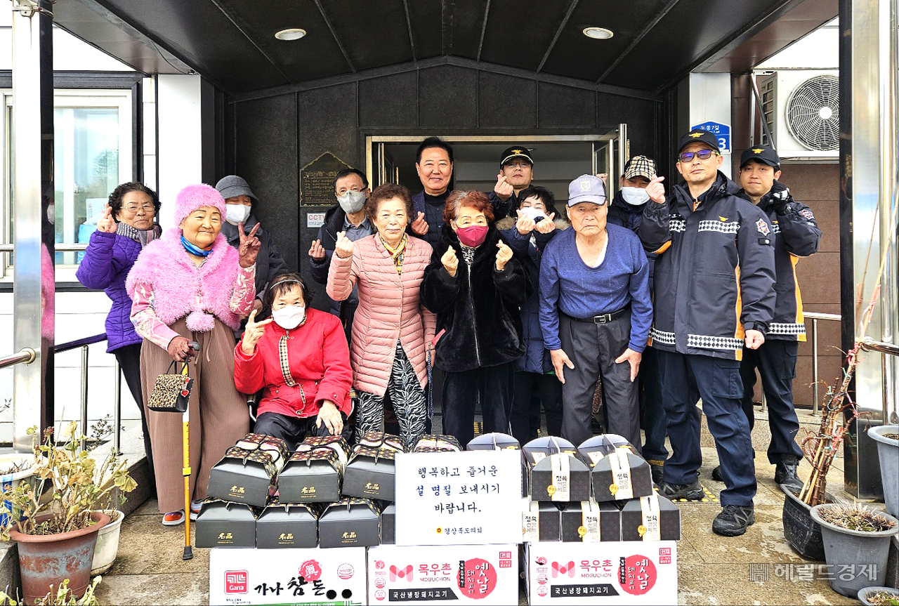 남진복 경북도의원이 설 명절을 앞두고 울릉군 도동마을 중턱에 있는 희망의 집을 찾아 경상북도의회에서 마련한 위문품을 전달하며 어르신들의 만수무강을 빌었다.