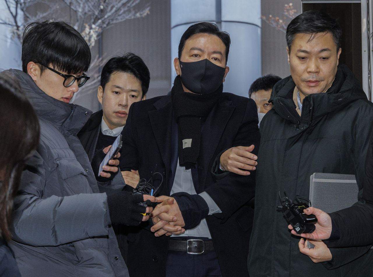 Kim Seong-hoon (C), acting chief of the Presidential Security Service, arrives at the National Office of Investigation's headquarters in western Seoul for questioning on Jan. 18, 2025. (Yonhap)
