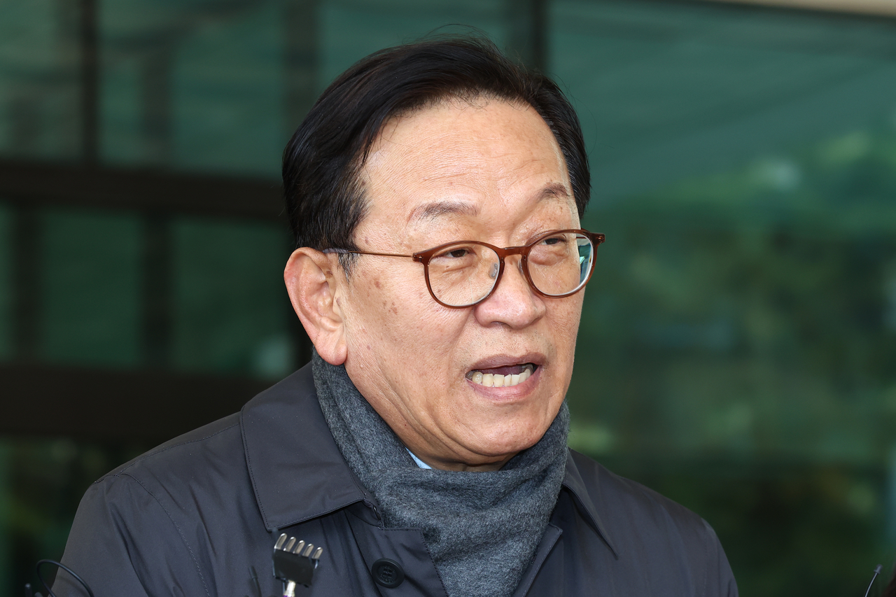 윤석열 대통령의 변호인단 구성에 참여한 석동현 변호사가 지난달 19일 서울 서초구 서울고등검찰청 앞에서 입장을 표명하고 있다. [연합]