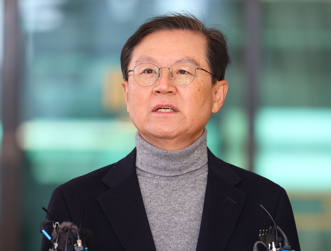 지난달 31일 서울 서초구 서울고검 앞에서 윤석열 대통령 측 윤갑근 변호사가 기자간담회를 열고 법원의 윤 대통령에 대해 청구한 체포영장 발부 관련 입장을 말하고 있다. [연합]