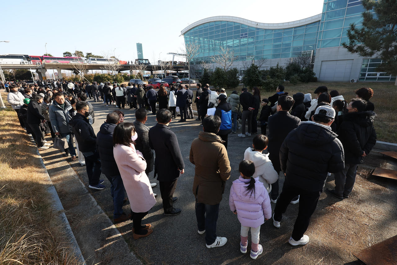 1일 오후 전남 무안 무안국제공항에서 추모객들이 제주항공 참사 분향소 조문을 위해 기다리고 있다. [연합]