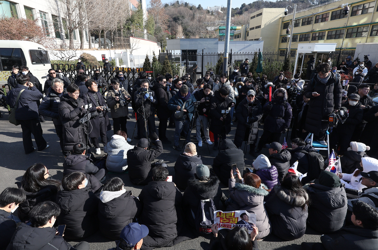 고위공직자범죄수사처가 내란 수괴(우두머리)·직권남용 혐의를 받는 윤석열 대통령의 체포영장을 유효기간인 6일 이전에 집행하겠다고 밝힌 가운데 2일 용산구 한남동 대통령 관저 정문 앞에 지지자들이 앉아 있다. [연합]