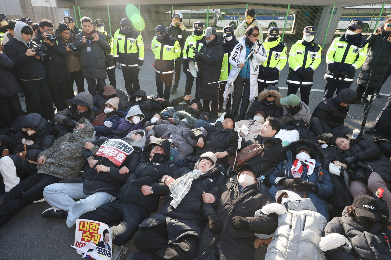 고위공직자범죄수사처가 내란 수괴(우두머리)·직권남용 혐의를 받는 윤석열 대통령의 체포영장을 유효기간인 6일 이전에 집행하겠다고 밝힌 가운데 2일 서울 용산구 한남동 대통령 관저 정문 앞에 지지자들이 도로에 누워 있다. [연합]