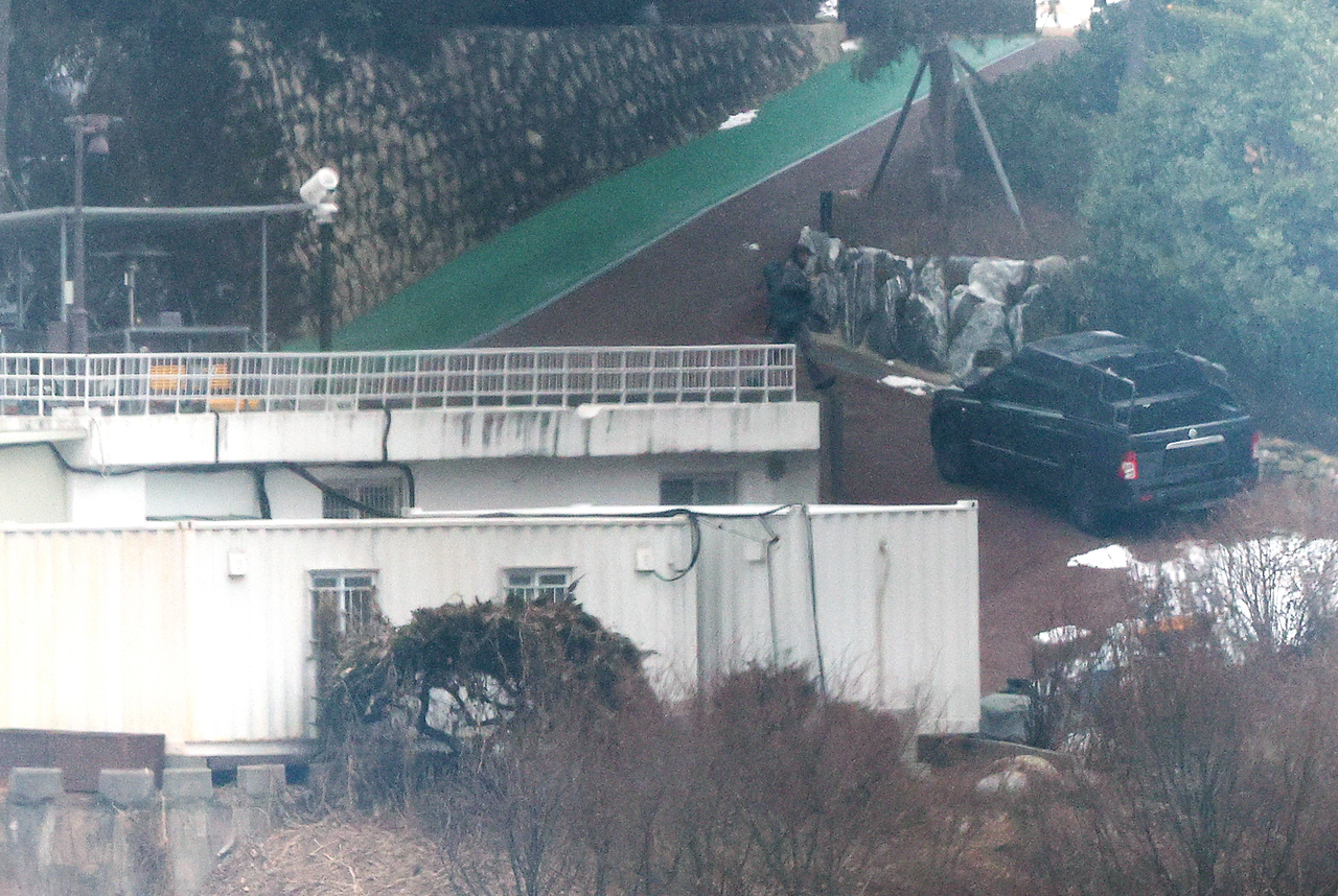 고위공직자범죄수사처가 윤석열 대통령에 대한 2차 체포영장을 발부받은 지 일주일을 맞은 13일 오전 서울 용산구 한남동 대통령 관저에서 슬롯 머신 게임 대테러과 직원으로 추정되는 인물이 순찰하고 있다. [연합]