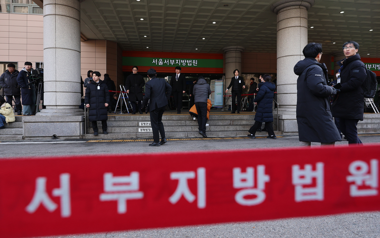 내란 우두머리 혐의로 체포된 윤석열 대통령이 서울서부지방법원에서 열리는 구속 전 피의자심문(영장실질심사)에 전격 출석하기로 한 18일 오후 서울서부지법 앞에 취재진들이 대기하고 있다. [연합]