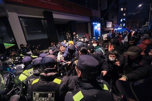 Authorities vow stern response to violence at court after Yoon's arrest