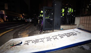 Court OKs continued detention of Yoon Suk Yeol over martial law fiasco