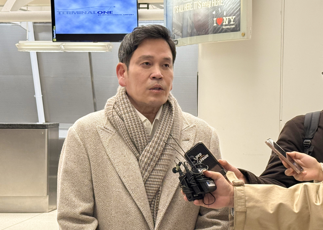 Shinsegae Group Chairman Chung Yong-jin speaks to reporters after arriving at John F. Kennedy International Airport in New York on Saturday. (Yonhap)