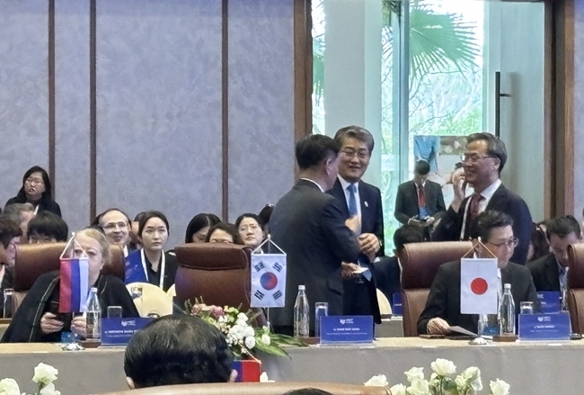 김순호 구례군수가 베트남 다낭 도시포럼에 참석해 인사를 나누고 있다.