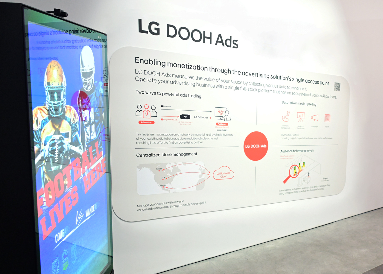 LG전자가 상업용 디스플레이 통합 플랫폼 ‘LG 비즈니스 클라우드’를 앞세워 글로벌 B2B 사업을 강화한다. 사진은 CES 2025에서 상업용 디스플레이 광고 솔루션 ‘LG DOOH Ads’가 적용된 디스플레이를 전시한 모습. [LG전자 제공]