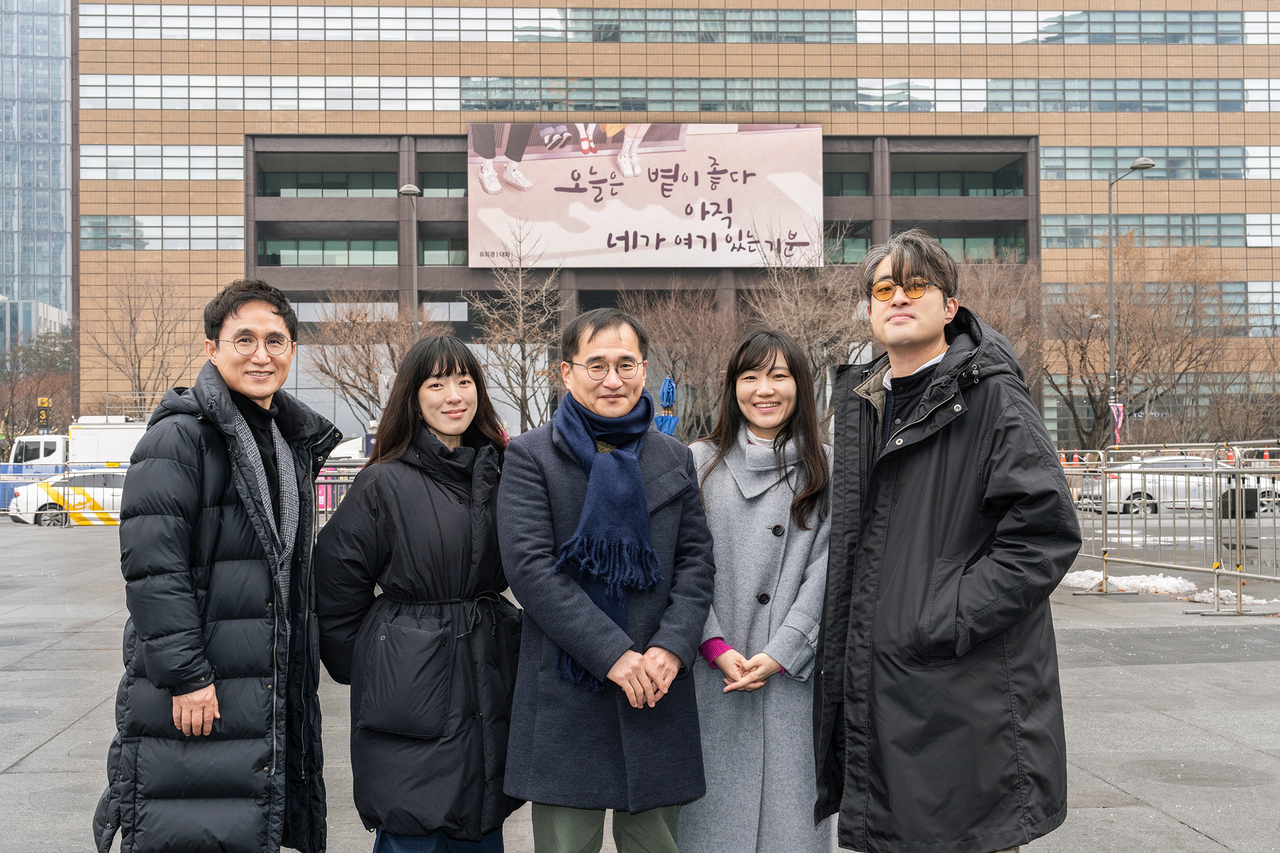 (왼쪽부터) 시인 장재선(문화일보 전임기자) 씨, 가수 겸 작가 요조(본명 신수진) 씨, 소설가 김연수 씨, 시인 안희연 씨, 시인 유희경 씨 [교보생명 제공]
